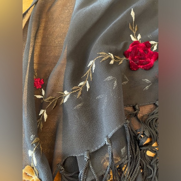 Shawl worn once - Picture 5 of 8